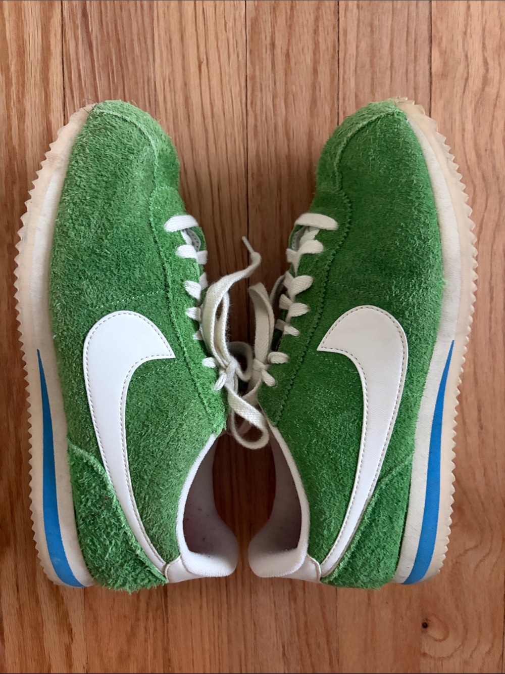 Nike Green and White Suede Sneakers with Blue Accents - Picture 4 of 5